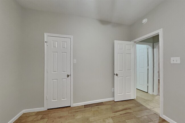 Building Photo - 20743 Oakhurst Park Dr