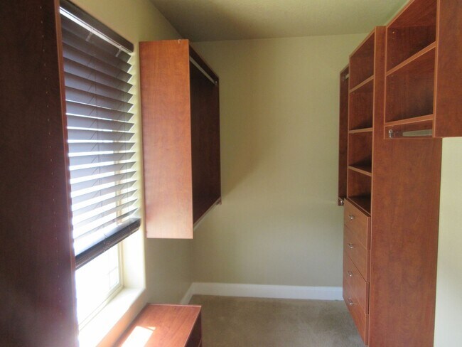 Building Photo - Move-In Bonus!!! 5 bedroom, 3 bath Single Family Home