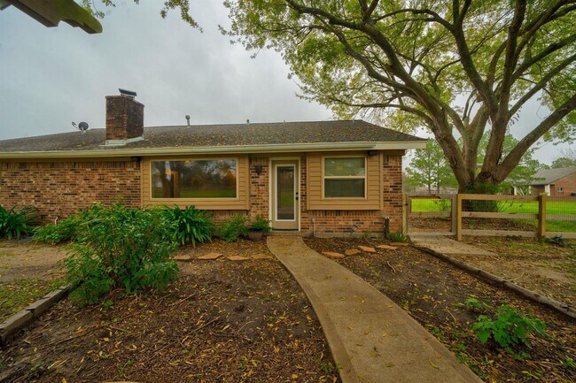 Building Photo - This charming 3-bedroom, 2-bathroom oasis ...