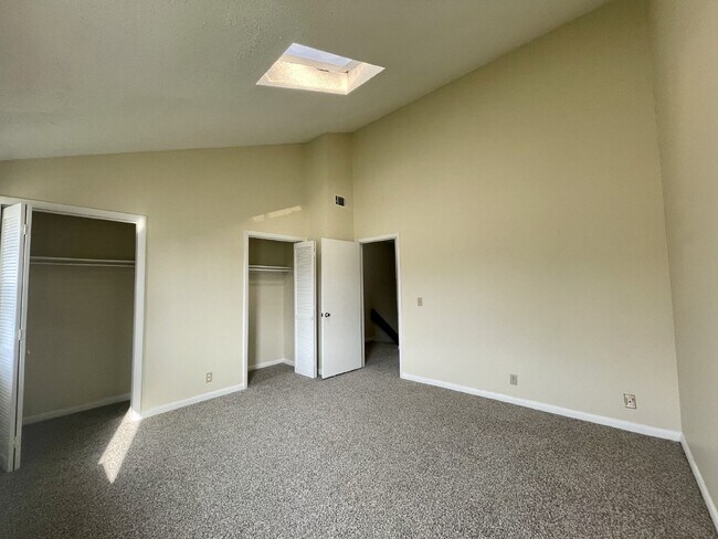 Building Photo - Townhouse for Rent