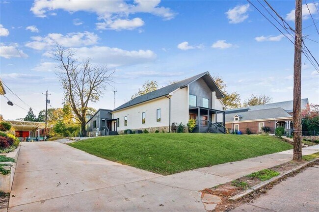 Building Photo - 955 Wylie St SE