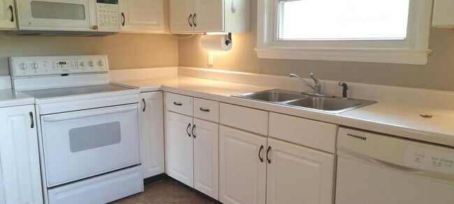 Building Photo - Comin in December - 3 bedroom 2 bath home ...