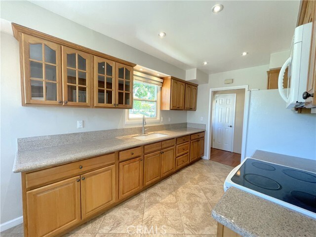 Building Photo - 1338 E Cypress Ave