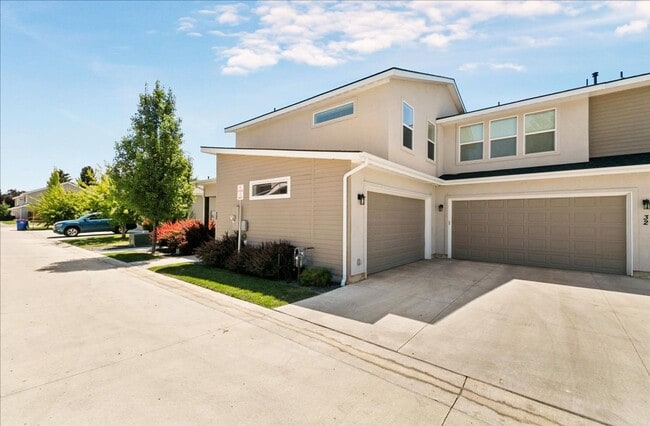Building Photo - Eagle Townhome with Upscale Finishes!