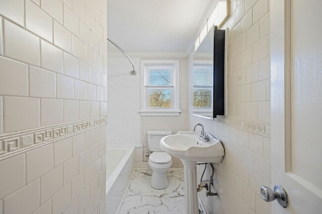 Building Photo - Charming 3 Bedroom Rancher in Lakeside