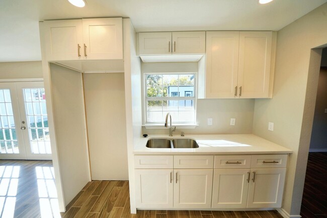 Building Photo - Beautifully Renovated 3-Bed, 2-Bath Home i...