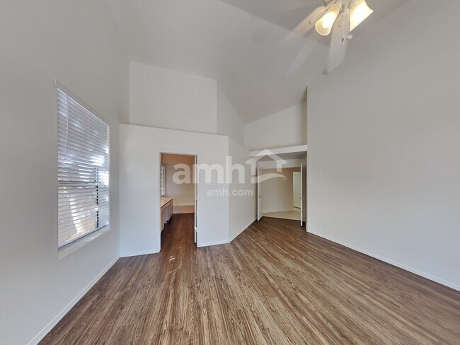 Building Photo - 13381 W Wilshire Dr