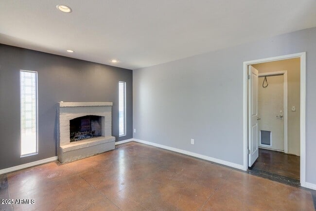 Building Photo - 3832 E Bloomfield Rd