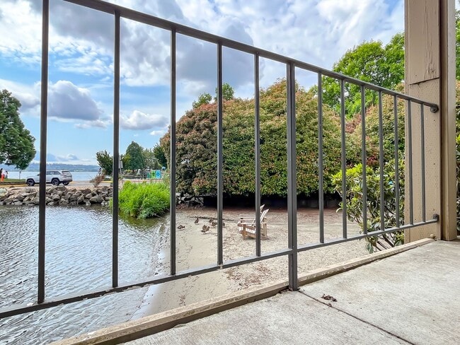 Building Photo - Waterfront 2bd/1bth Condo Downtown Kirklan...