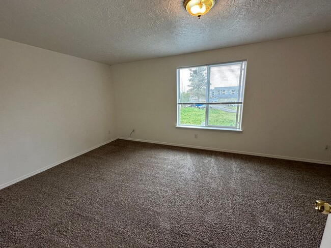 Building Photo - Newer 3 Bedroom 2 1/2 Bath With A 1 Car Ga...