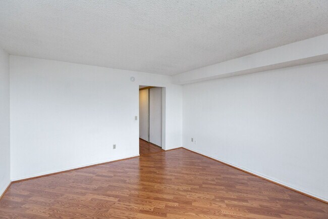 Building Photo - Amazing Opportunity to Rent this well Main...