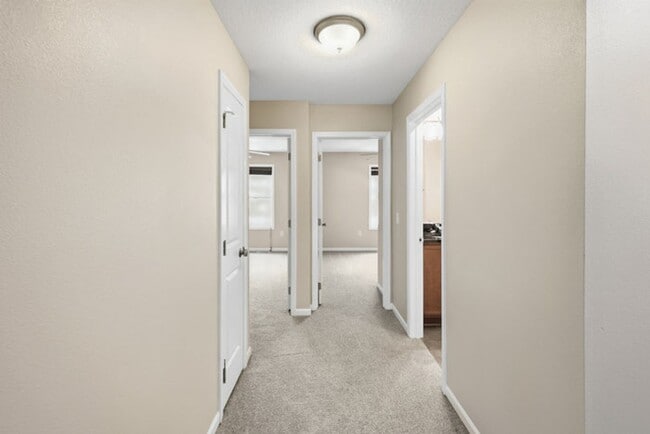 Building Photo - GREAT LOCATION!! 3 Bedroom, 2.5 Bathroom Townhome in West Des Moines!