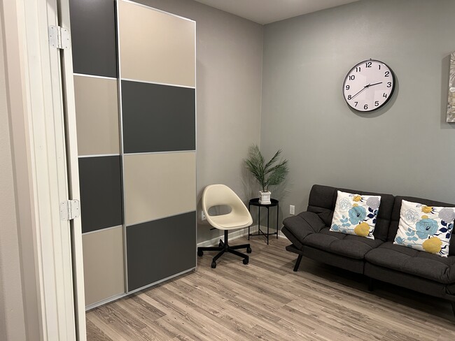 Building Photo - 212 Paramount