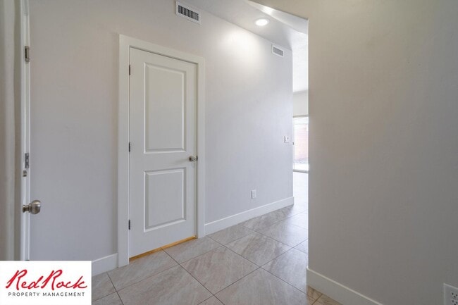 Building Photo - Gorgeous 3 Bedroom Townhome in Washington!