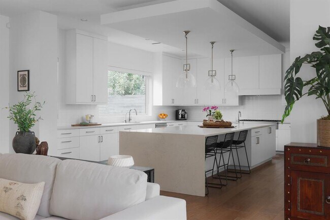 Building Photo - 1800 Bay Hill Dr