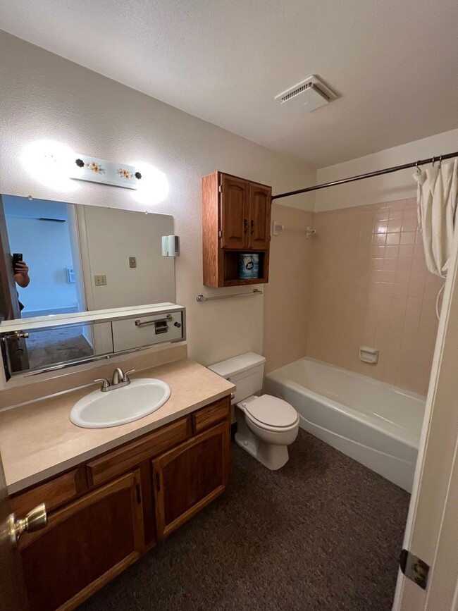 Building Photo - 1 Bedroom 1 Bath Townhouse in Great Neighborhood