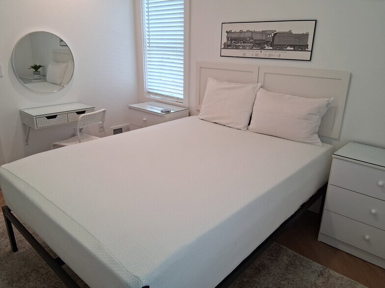 Queen bed with small desk - 517 18th St