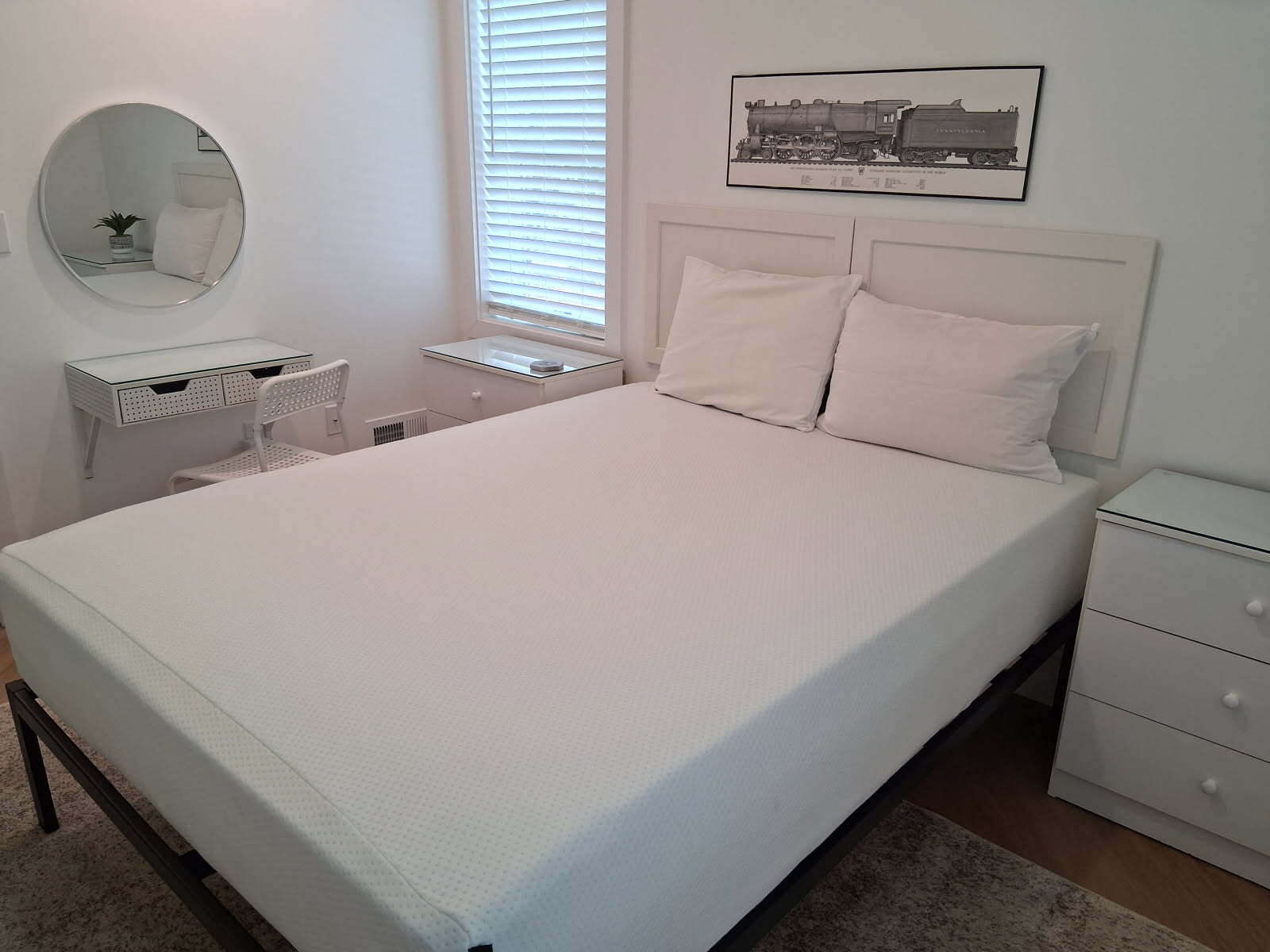 Queen bed with small desk - 517 18th St