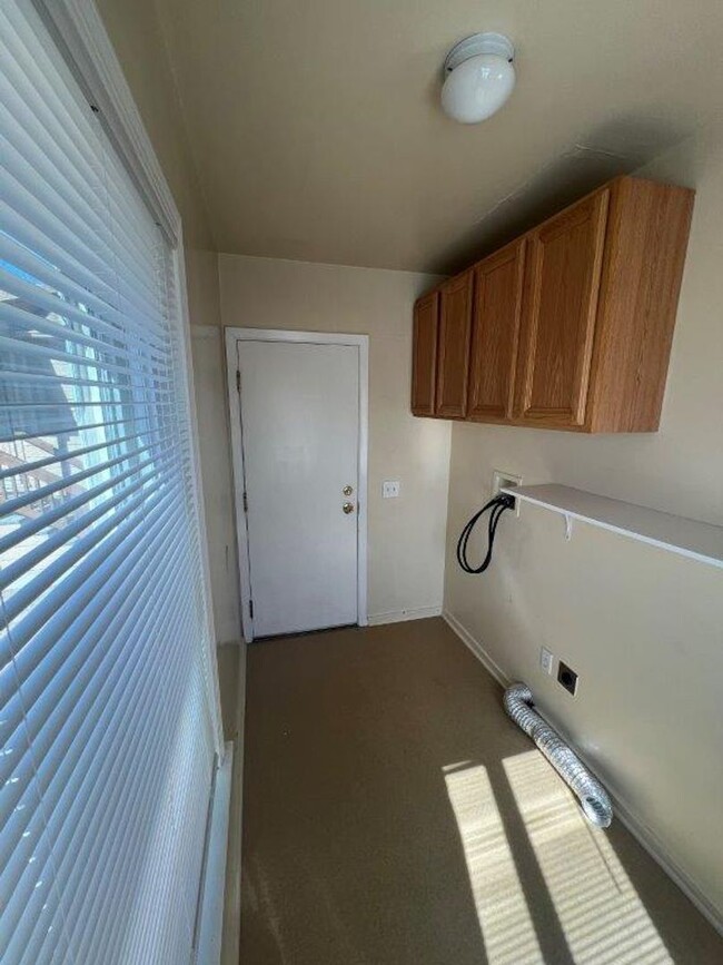 Building Photo - Two Bedroom Conveniently located in Cen...