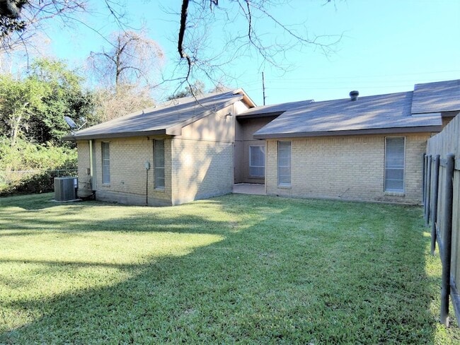 Building Photo - 604 Golfview Dr