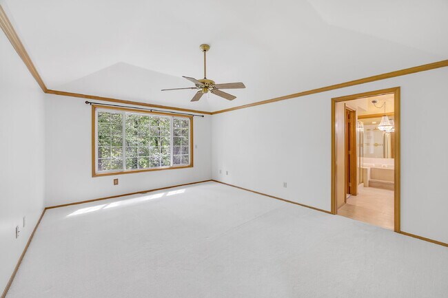 Building Photo - Welcome to your new home, located in Deer Creek, where pets are welcome.