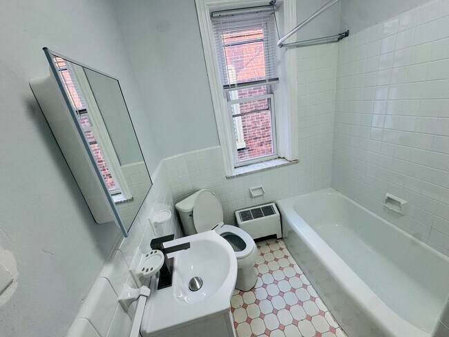 Building Photo - Large 4 bd Remodeled Section 8 Home!! Sect...