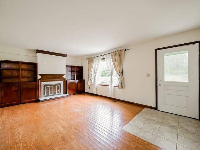 Building Photo - Your Private Retreat Just Minutes from Downtown South Lyon
