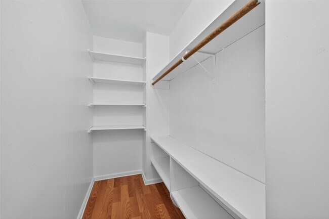 Building Photo - 663 Ravensworth Dr