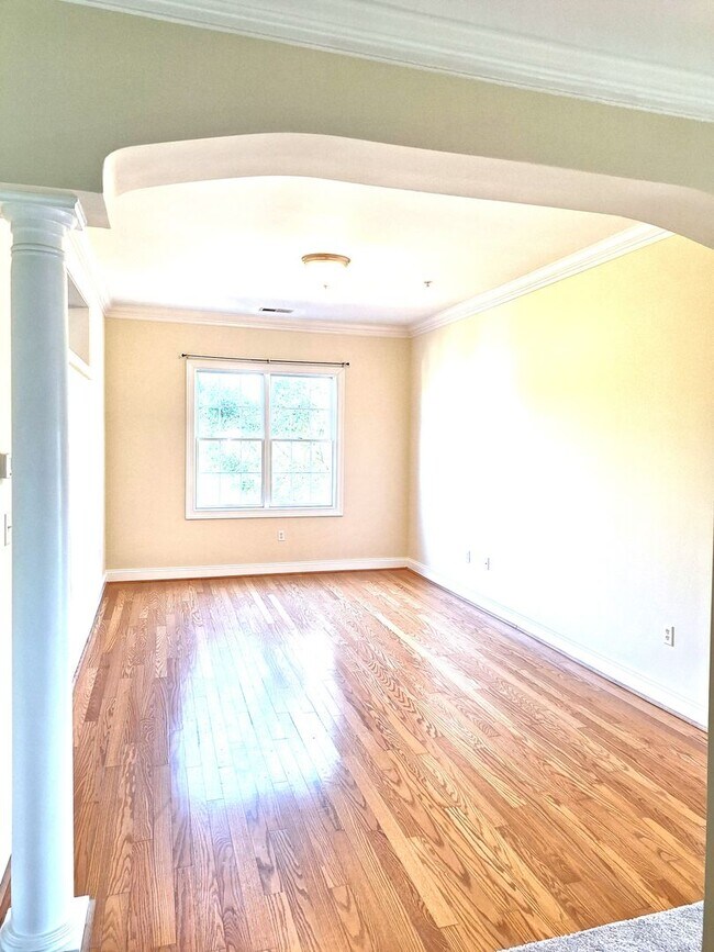 Building Photo - 3 bedroom/ 2 bathroom- Bennington on the Park