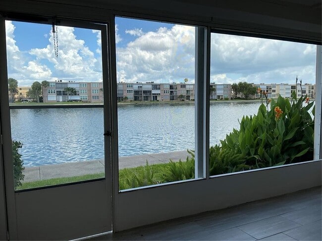 Building Photo - 7645 Sun Island Dr S