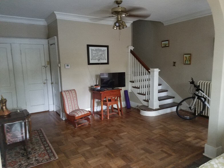Living room - 682 N Barksdale St
