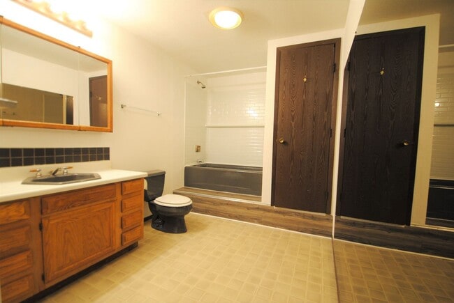 Building Photo - Huge 5 Bed / 3 Bath w/ 2 Car Garage
