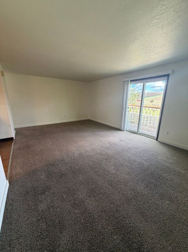 Building Photo - 2-bedroom Apartment