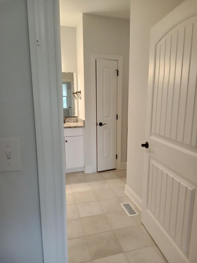 Building Photo - Patio Townhome Located 1 Block from Bedfor...