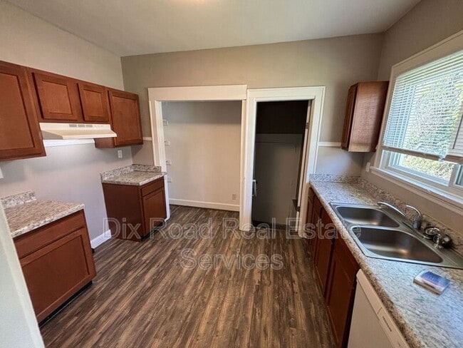 Building Photo - 3701 Iona Ave