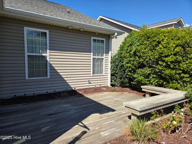 Building Photo - 521 Village Green Dr