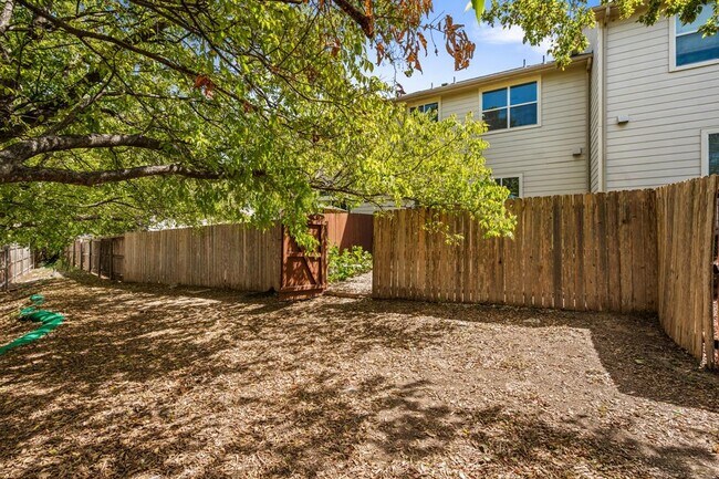 Building Photo - 512 Eberhart Ln