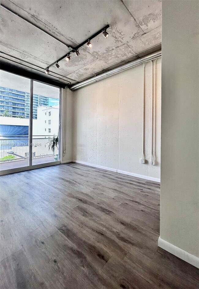 Building Photo - 444 NE 30th St