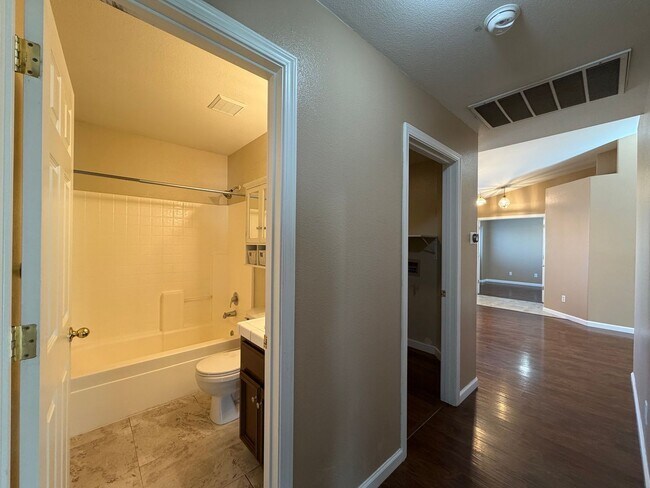Building Photo - 221 Endeavor Ln
