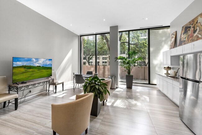 Building Photo - 5150 Hidalgo St