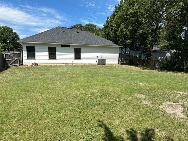 Building Photo - Fantastic updated home built in 2017!