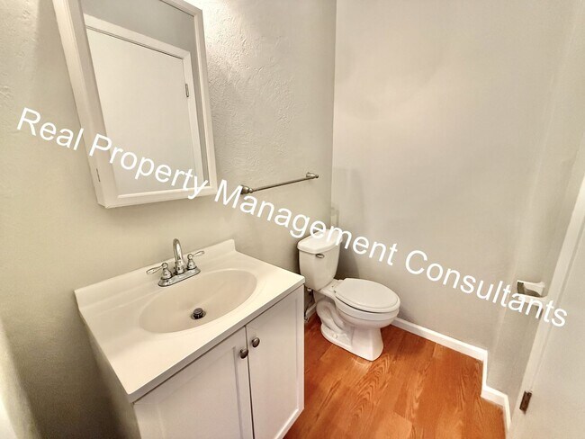 Building Photo - Updated 3-Bedroom Townhome Live Deposit Free with Obligo