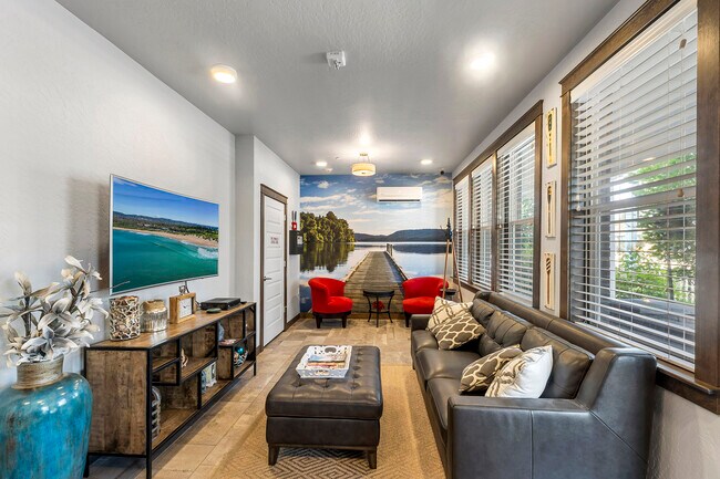 Building Photo - 728