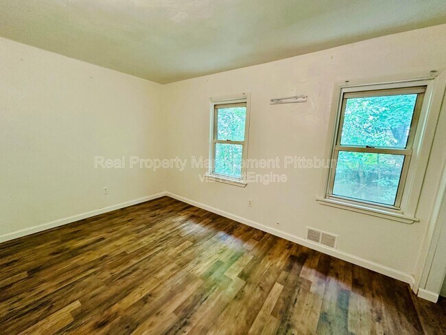 Building Photo - 1721 Scott St