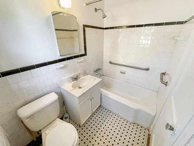 Building Photo - LOCATION LOCATION LOCATION!!! 3 Bedroom/ 2...