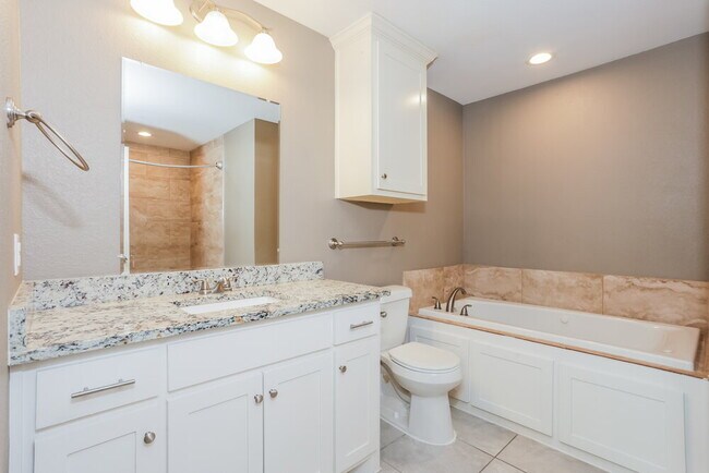 Building Photo - 811 N Ridge Dr