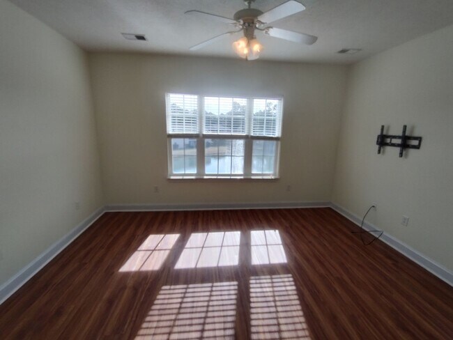 Building Photo - MOVE IN READY! 3rd Floor Condo with BEAUTIFUL Pond View! Central Location!