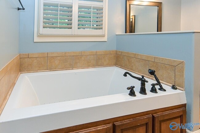 Building Photo - 305 Walden Glen Ct