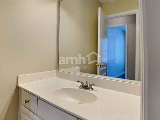 Building Photo - 285 Thornbush Ln