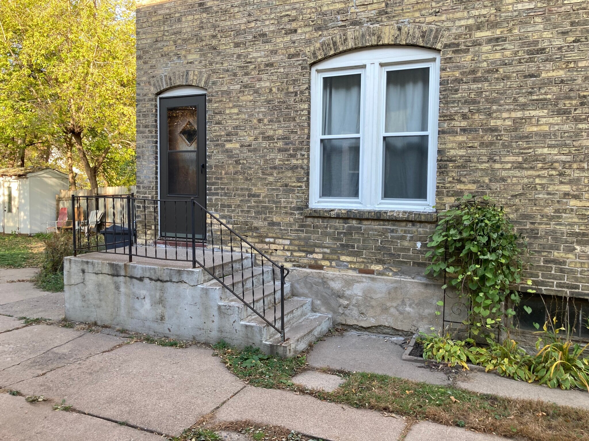 Building Photo - 712 6th St NE